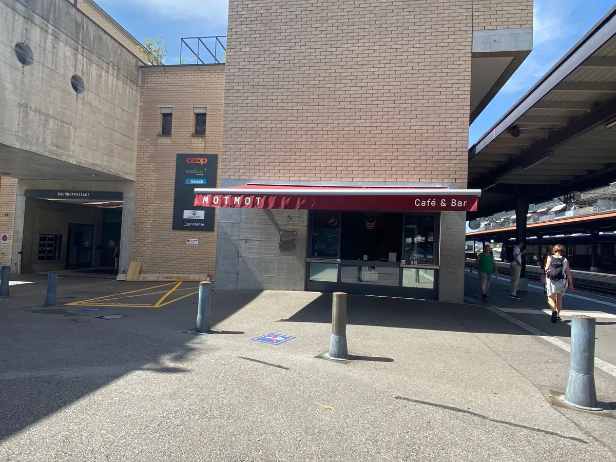 Das neue Café von aussen - am Gleis 1.